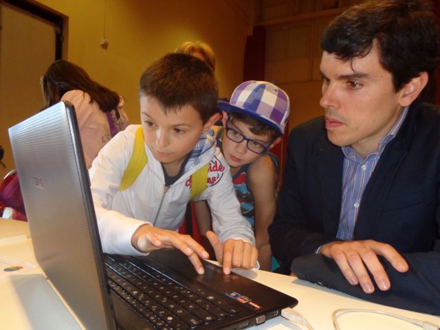 Gli alunni discutono al computer con l'ingegnere Gli alunni discutono al computer con l'ingegnere