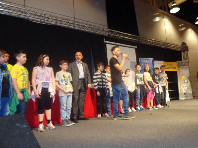 Gli alunni sul palco per la premiazione Gli alunni sul palco per la premiazione