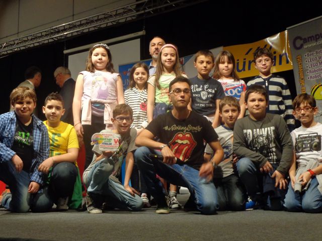 Gli alunni sul palco per la premiazione Gli alunni sul palco per la premiazione