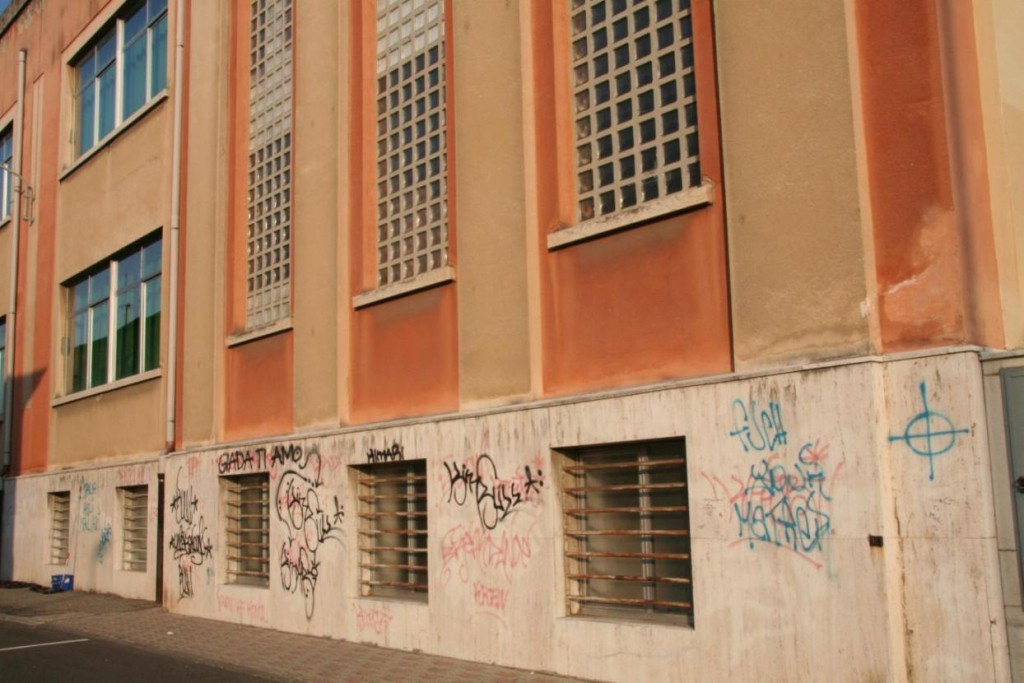 Il muro scolastico imbrattato Il muro scolastico imbrattato