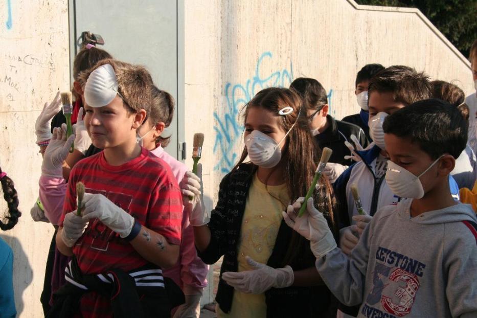 Gli alunni attrezzati, pronti per la pulizia Gli alunni attrezzati, pronti per la pulizia