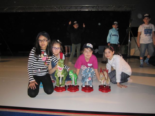 Alunne con i robo-sauri Alunne con i robo-sauri