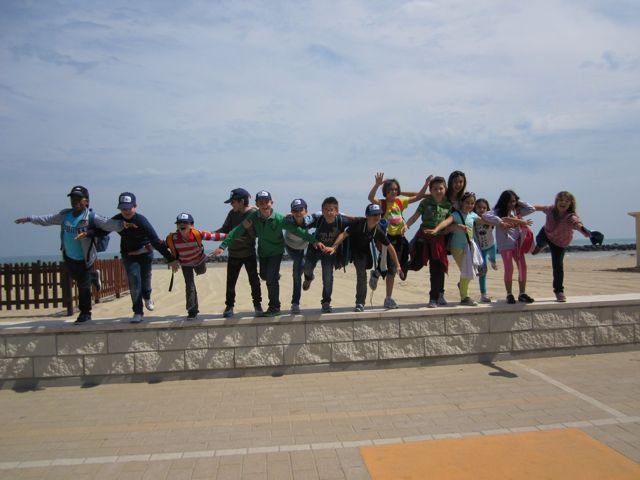 Gli alunni in spiaggia Gli alunni in spiaggia