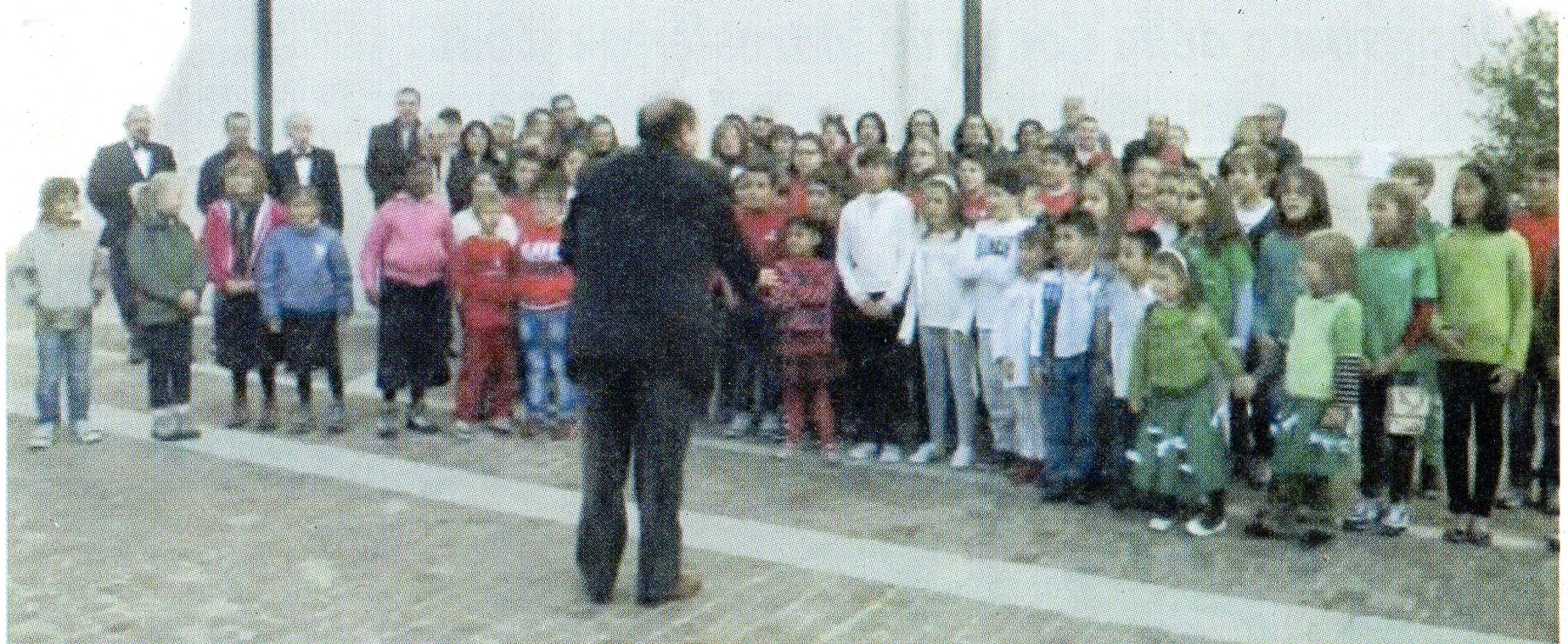 Corale laurenziana e bambini in piazza Corale laurenziana e bambini in piazza