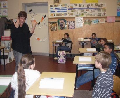 La professoressa Luisa Broli in classe con gli alunni La professoressa Luisa Broli in classe con gli alunni