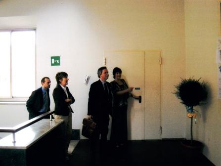 Nando Dalla Chiesa all'Olivelli di Mortara, accompagnato dalla maestra Franca, dalla dottoressa Luisa Broli e dall'assessore all'Istruzione