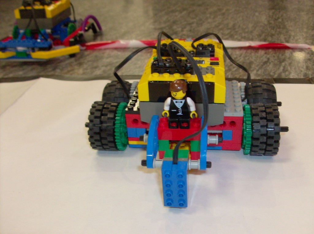 Il robot RCX, utilizzato dai ragazzi della Scuola Media Il robot RCX, utilizzato dai ragazzi della Scuola Media