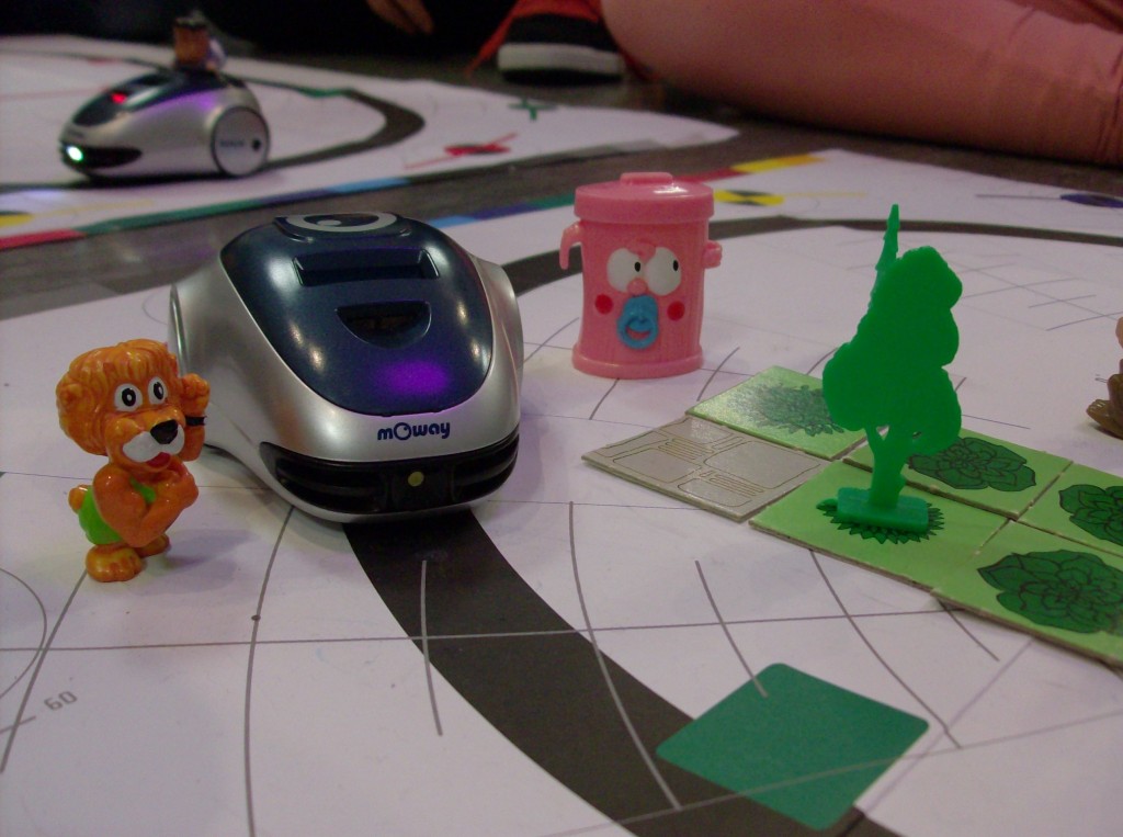 Il robot mOway, utilizzato nella didattica dalle classi Quinte della Scuola Primaria e adatto a tutti i gradi della Scuola Superiore Il robot mOway, utilizzato nella didattica dalle classi Quinte della Scuola Primaria e adatto a tutti i gradi della Scuola Superiore