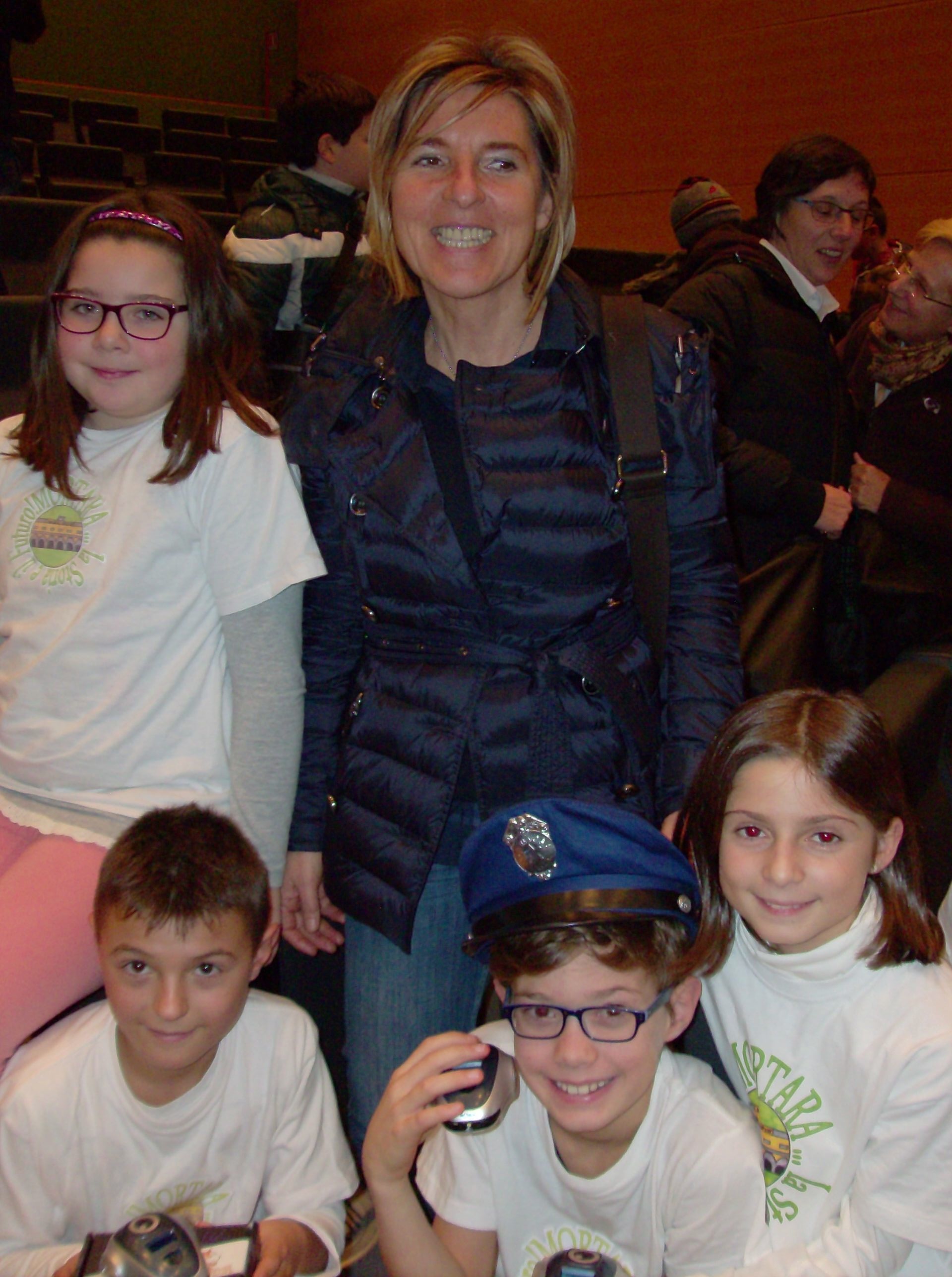 Gli alunni con la dirigente scolastica Gli alunni con la dirigente scolastica