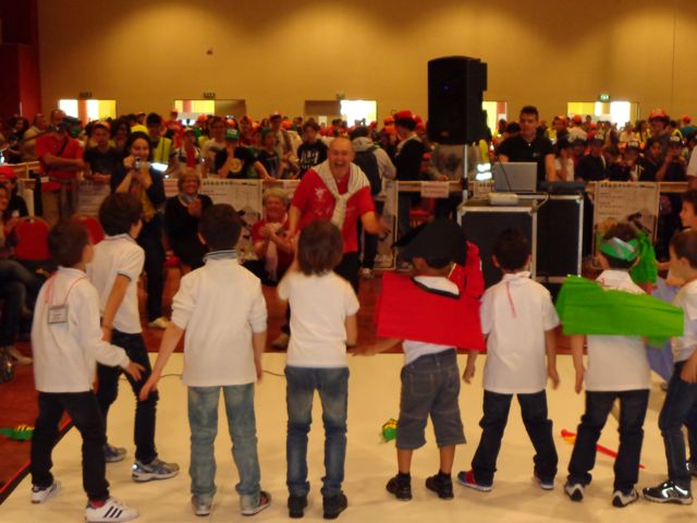 I bambini di Tickerbells danzano sul palco I bambini di Tickerbells danzano sul palco