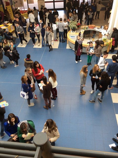 Campus dell'orientamento nella hall dell'edificio Campus dell'orientamento nella hall dell'edificio