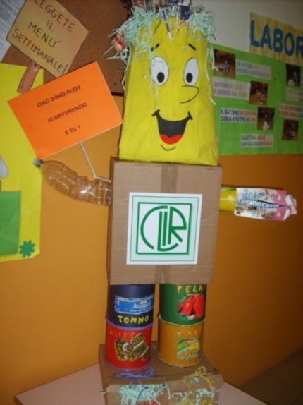 Il pupazzo Rudy, realizzato dai bambini con materiale di recupero.