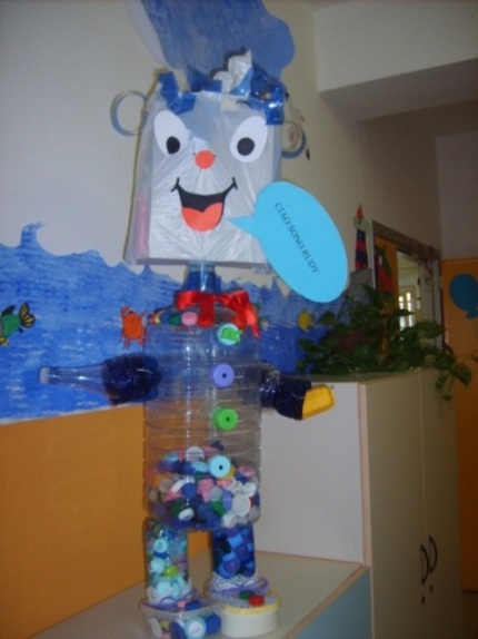 Un altro pupazzo Rudy, dedicato alla raccolta differenziata dei tappi di plastica.