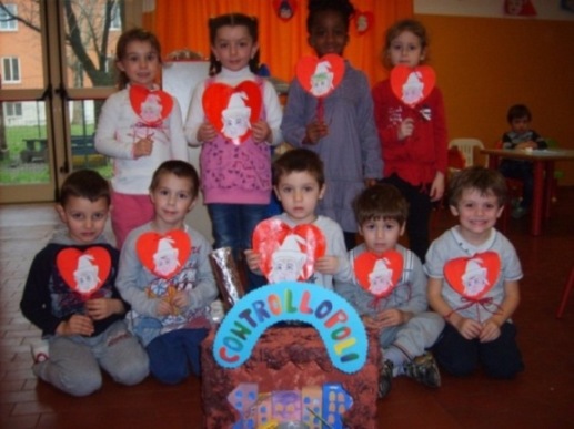 Foto di gruppo dei piccoli alunni della Scuola dell'Infanzia nella fantastica città di Controllopoli per difendere l'ambiente.