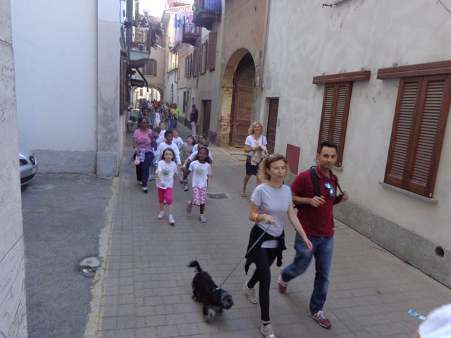 Un "biscione" di gente per le vie cittadine