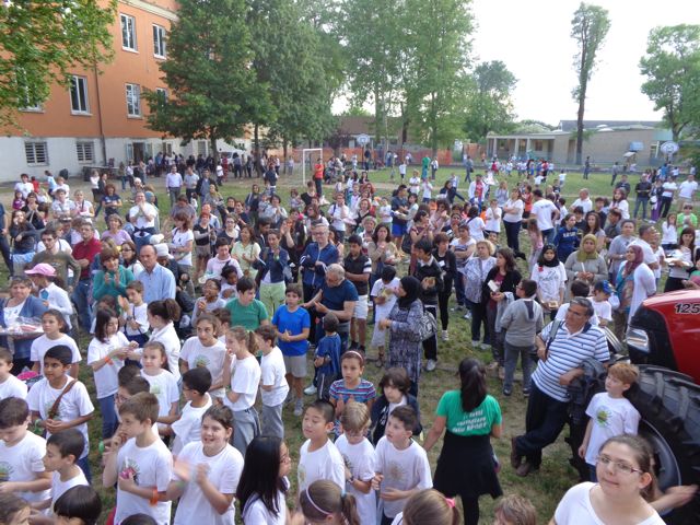 La grande partecipazione (alunni e adulti nel cortile della scuola)