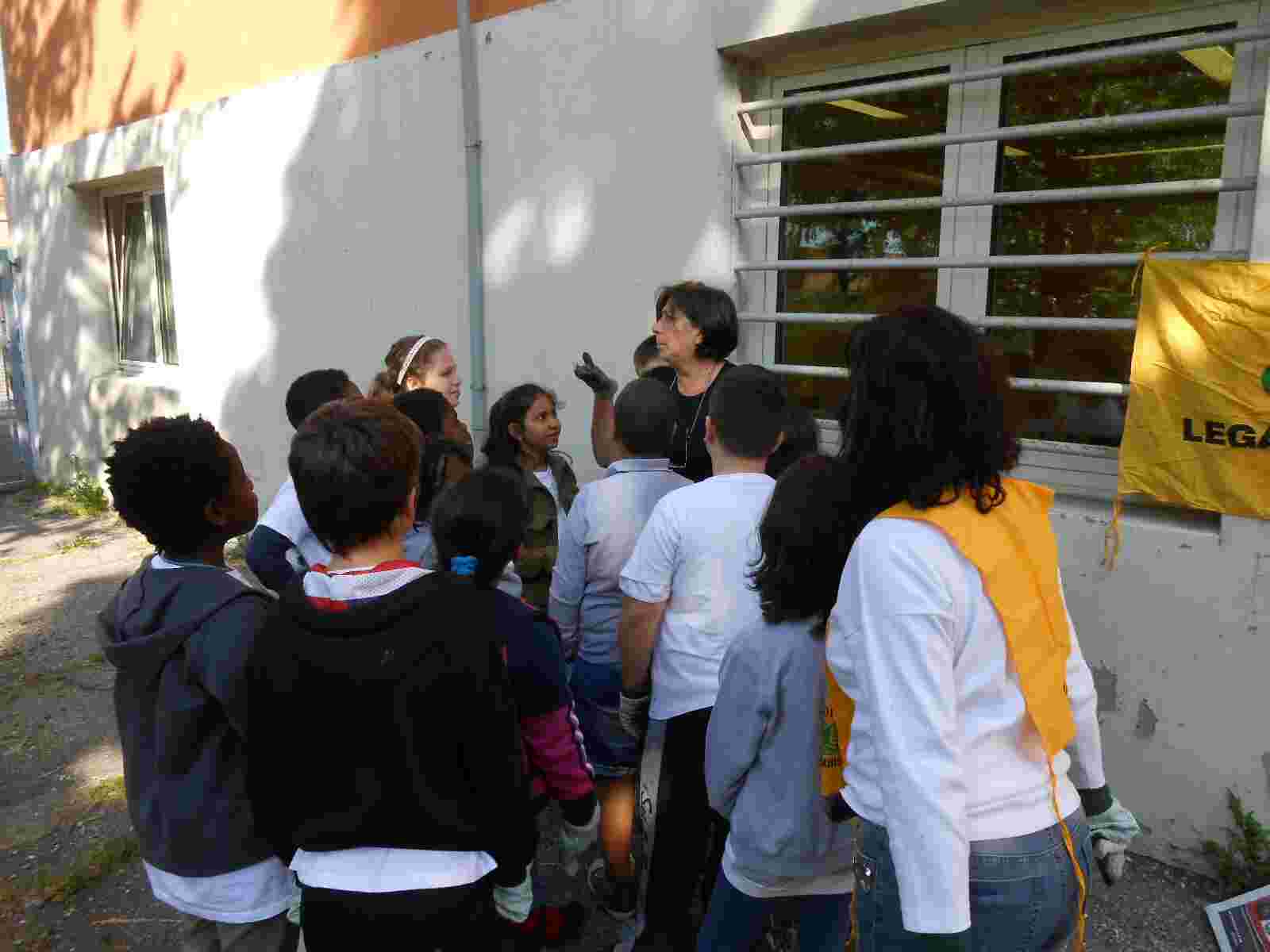 La referente di Legambiente accoglie gli alunni giardinieri.