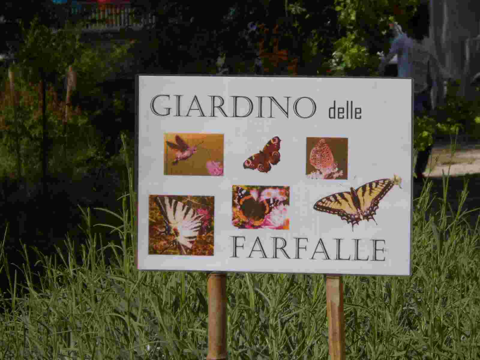 Il cartello riportante la scritta "Il giardino delle farfalle".