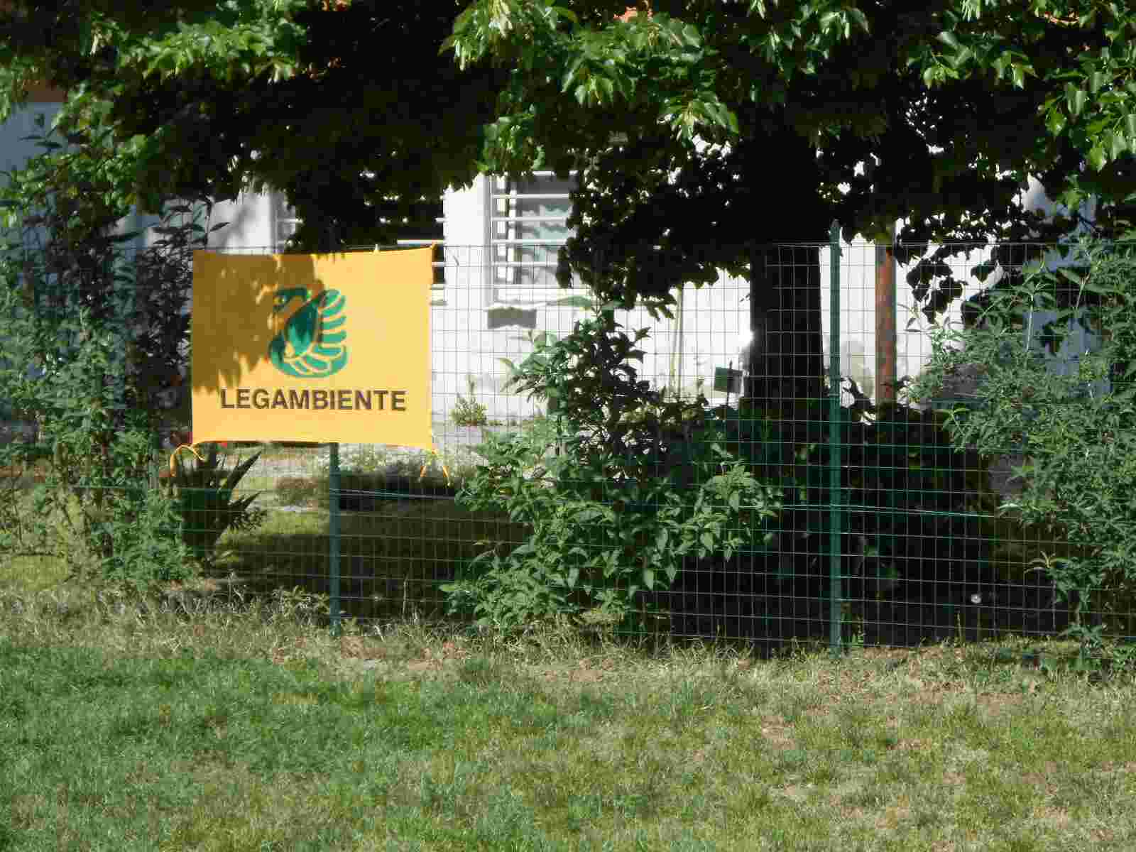 La bandiera di Legambiente sulla recinzione del giardino delle farfalle.