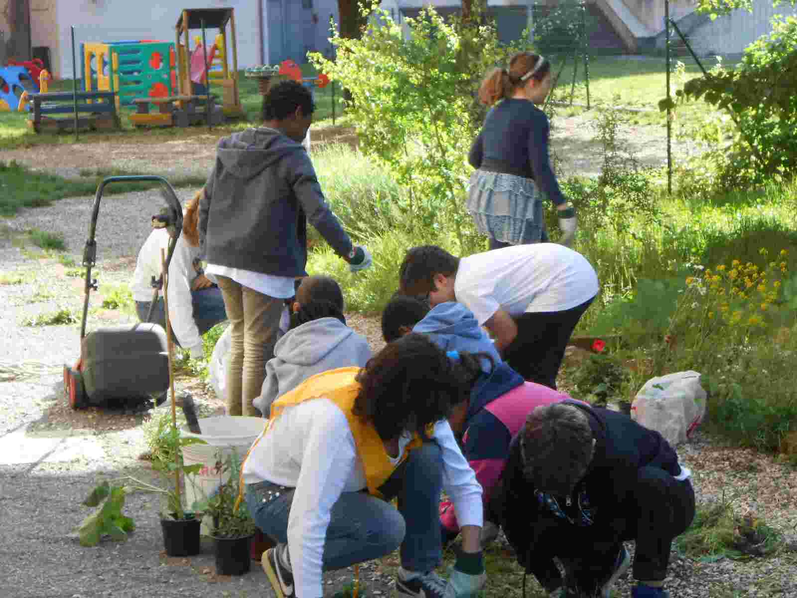 I bambini seguono le indicazioni impartite da Tamara, l'altra referente di Legambiente.