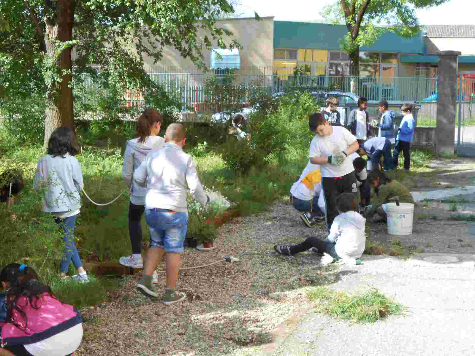I lavori di giardinaggio procedono in un clima rilassato: fatica e chiacchiere in libertà.