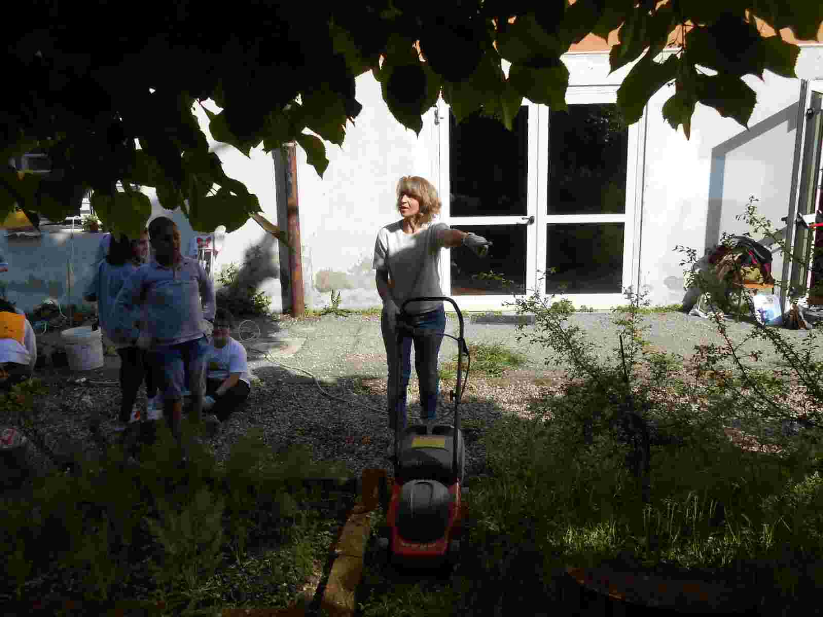 Maestra Cristina decide di tagliare l'erba.