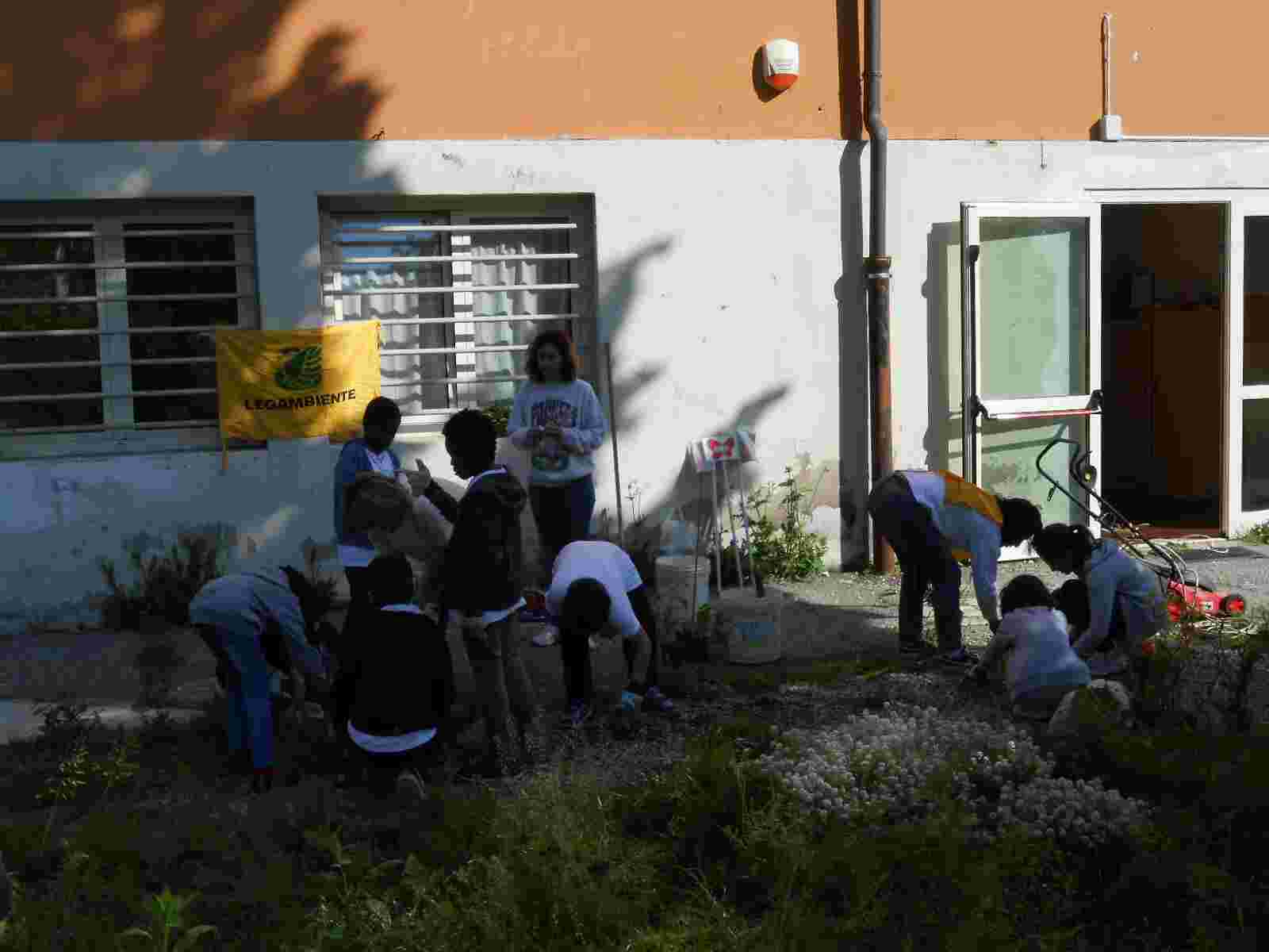 Maestra Paola di classe quarta aiuta nei lavori.