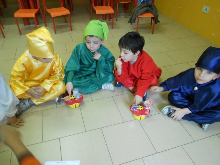 I bambini programmano il robot Bee Bot per la loro rappresentazione teatrale.