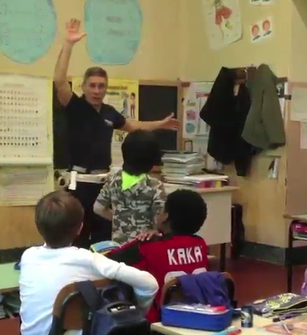 Il vigile urbano spiega le regole