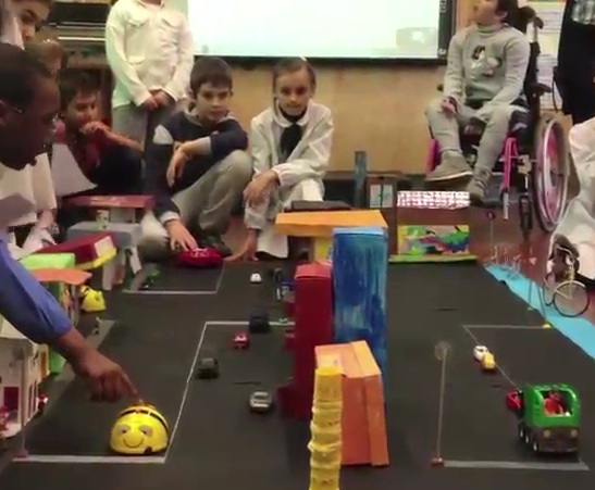 Gli alunni programmano i robot