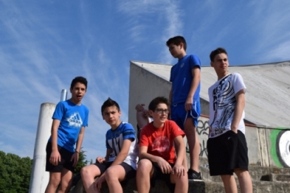 Alunni seduti sulle gradinate.