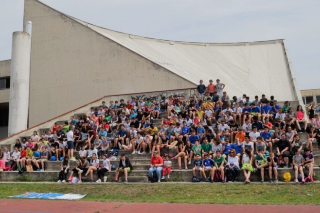 Alunni di Seconda e Terza sulle gradinate.