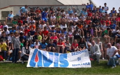 Tutti gli alunni partecipanti reggono lo striscione con la scritta A.V.I.S.