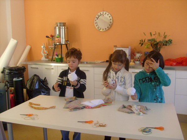 I bambini iniziano a costruire il burattino partendo dalla testa.