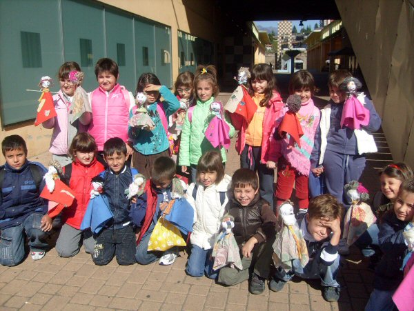 Tutti insieme, gli alunni mostrano il burattino che ciascuno ha creato.