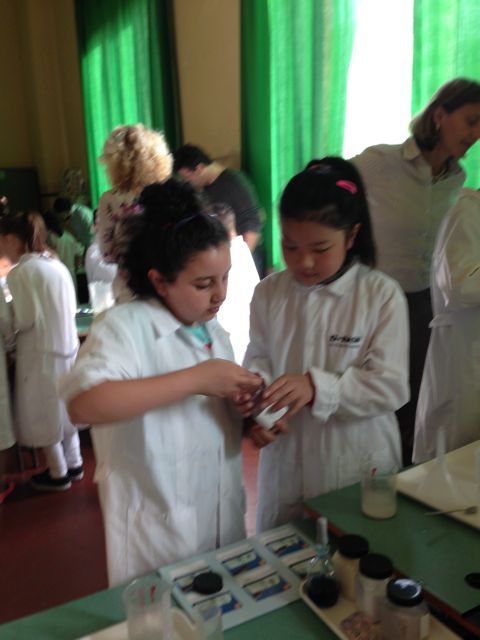 Gli alunni durante gli esperimenti