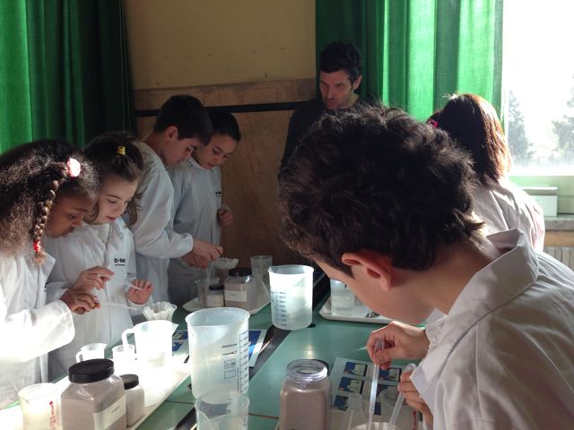 Gli alunni durante gli esperimenti