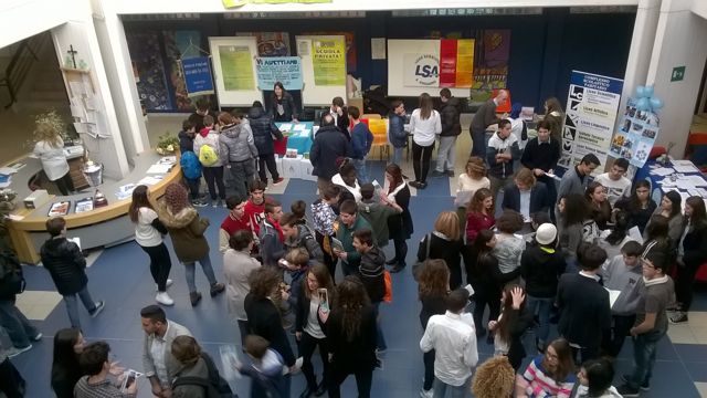 La hall della scuola coi giovani