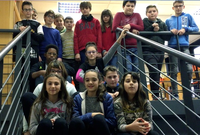 Alcuni degli alunni che desiderano partecipare alle competizioni nazionali di robotica educativa ed hanno lanciato la campagna per la raccolta dei fondi.