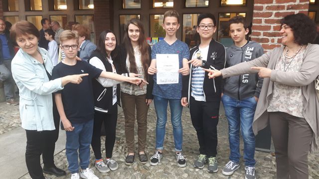 Alunni e professori mostrano il meritato diploma.