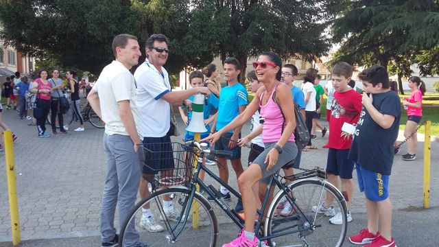 Professori e alunni pronti per il via della gara podistica competitiva per gli alunni della scuola secondaria