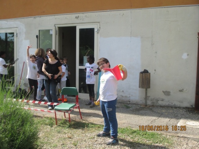 Gli alunni guardano soddisfatti il proprio operato e salutano.