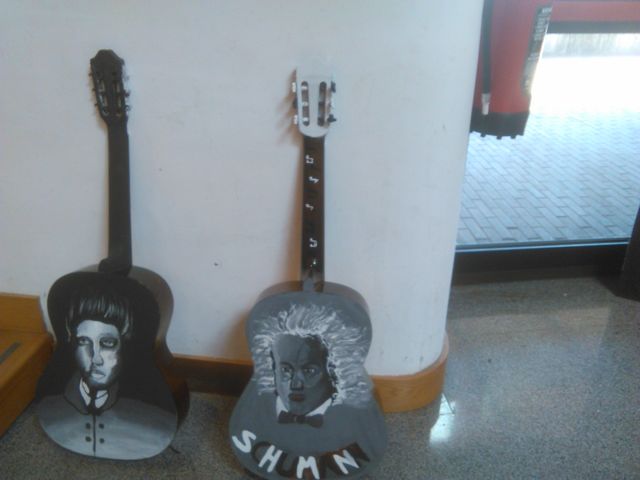 Il retro delle chitarre riporta due volti dipinti.