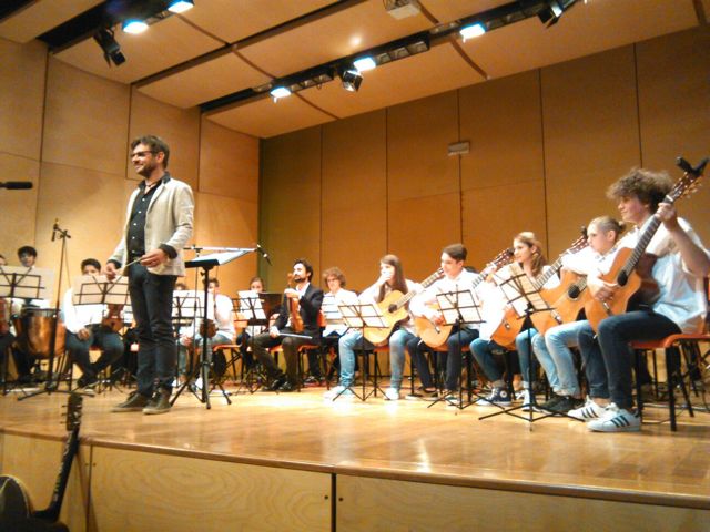 Il professore presenta spettacolo ed artisti.