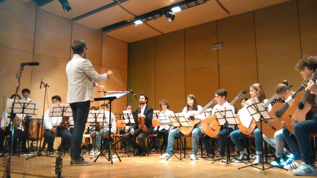 L'orchestra formata dagli allievi della scuola Secondaria di I Grado.