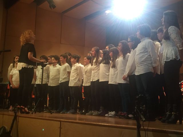 Il coro formato dagli alunni delle classi VD, VE e VF della scuola Primaria.