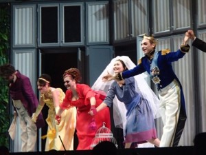 Gli artisti si inchinano all'applauso dei piccoli spettatori.