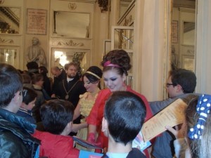 I bambini si avvicinano agi artisti.