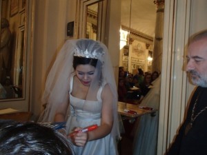 Gli artisti rilasciano autografi.