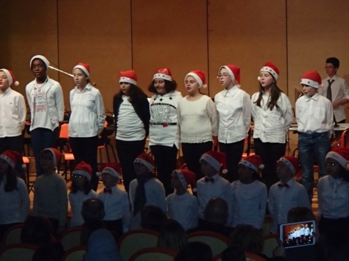 Gli alunni indossano il cappello di Babbo Natale.